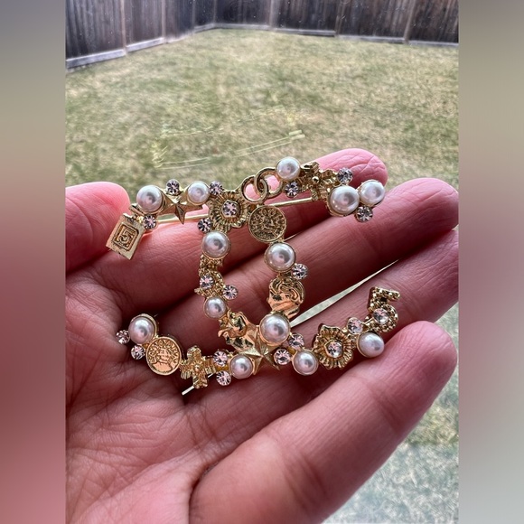 CC pearl brooch - Picture 4 of 11